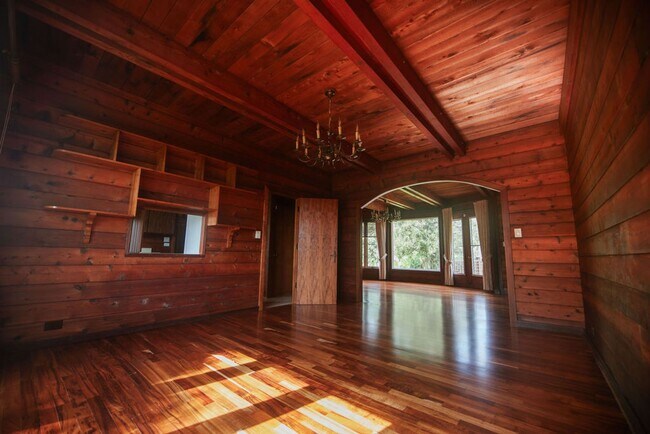 Foto del edificio - 4/3/4 A BEAUTIFUL LINDAL CEDAR HOME IN KAN...