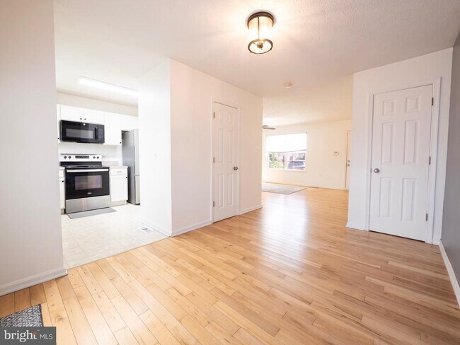 Building Photo - 173 Equestrian Dr