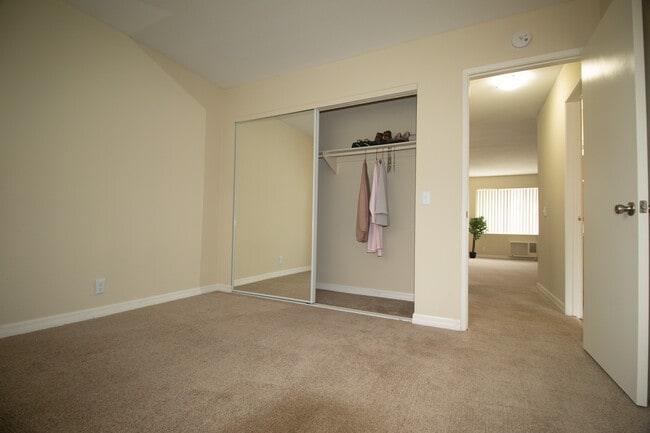 2BR, 2BA - 810SF - Gold Coast Apartments