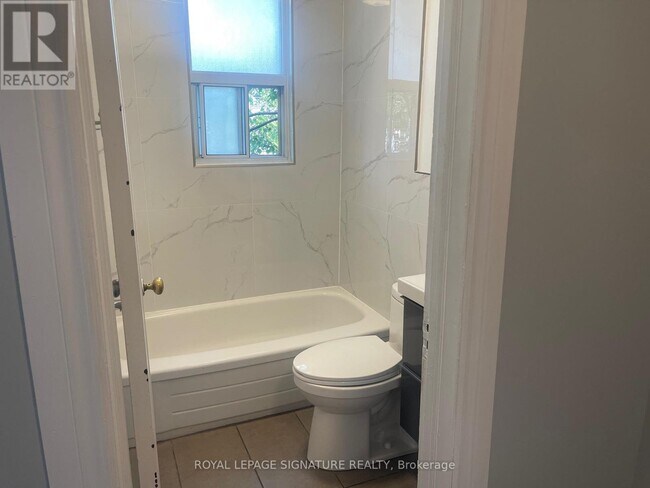 Photo du bâtiment - 382-382 Dovercourt Rd