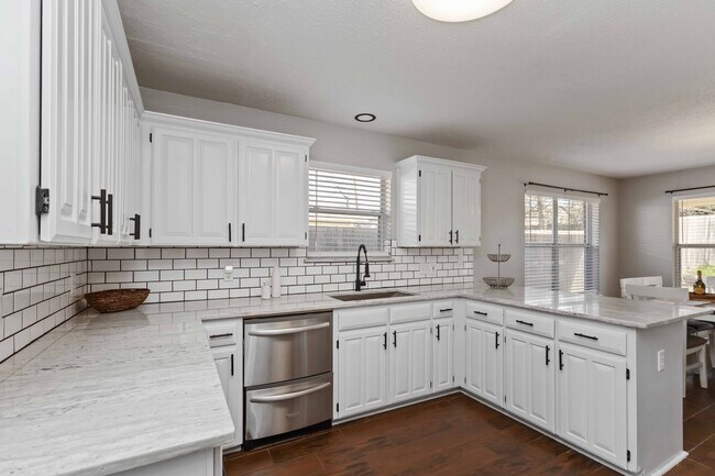 Foto del edificio - 425 Kelley Ct