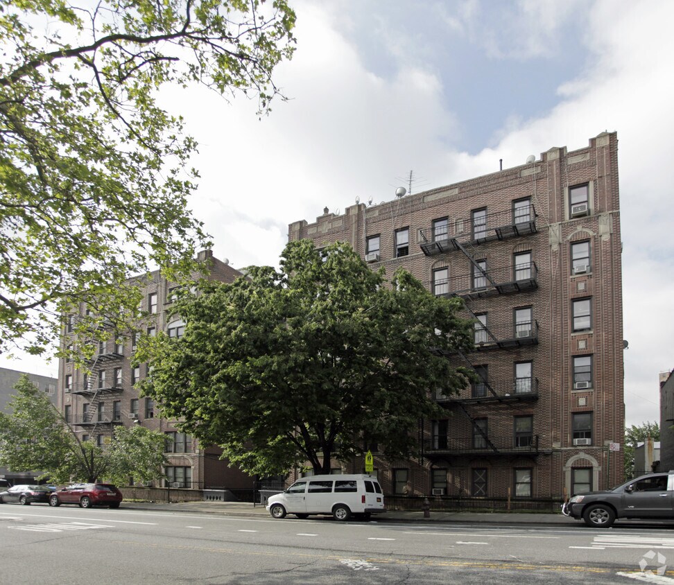 Foto principal - 740 Empire Blvd