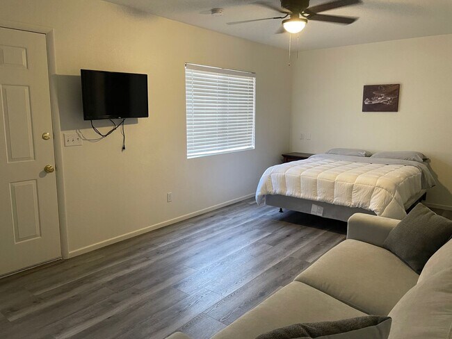 Building Photo - PENDING APP! Longterm partially furnished ...