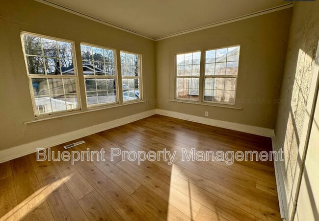 Building Photo - 1532 Bay Ave SW