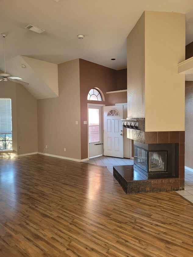 Building Photo - 327 Meadowcreek Dr