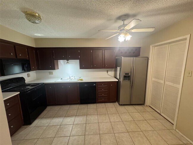 Foto del edificio - 5842 Sampley Way