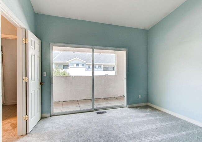 Building Photo - Beautiful 3 Bedroom Townhouse For Rent - C...