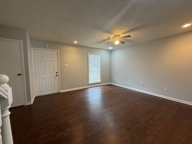 Building Photo - Spacious 3 Bedroom Townhome in Oak Park