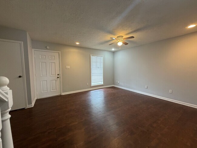 Foto del edificio - Spacious 3 Bedroom Townhome in Oak Park