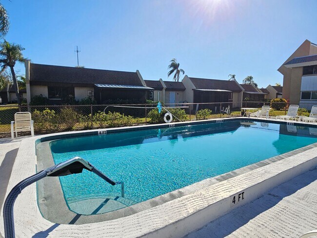 Foto del edificio - Annual Unfurnished 2 Bedroom 2 Bath Villa with 1 Car attached Garage located in the Cute communit...