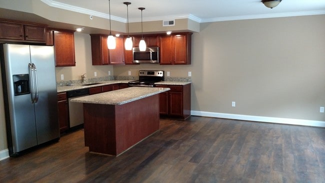 Kitchen/Dining - 206 Hollow Dr