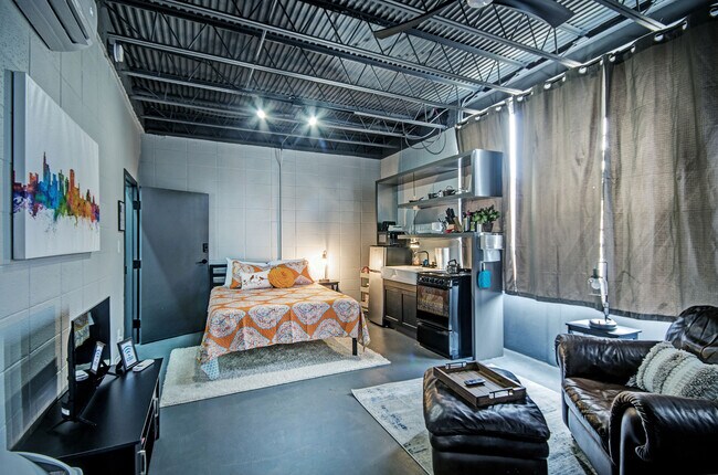 Studio with queen foam mattress - 1619 N West St