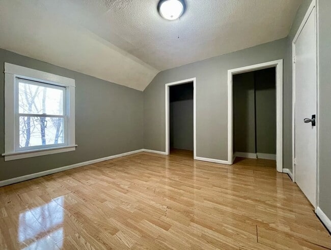 Foto del edificio - 98 Manitoba Ave W
