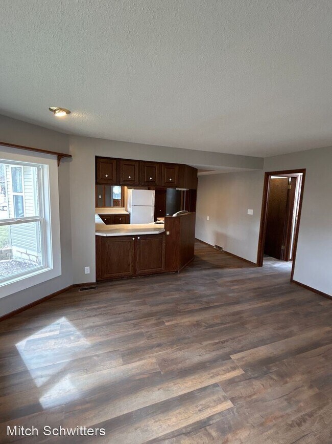Building Photo - 4 br, 2.5 bath House - 811 4th St. Down