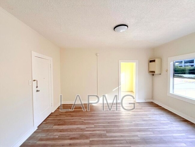 Building Photo - 1614 N Kenmore Ave