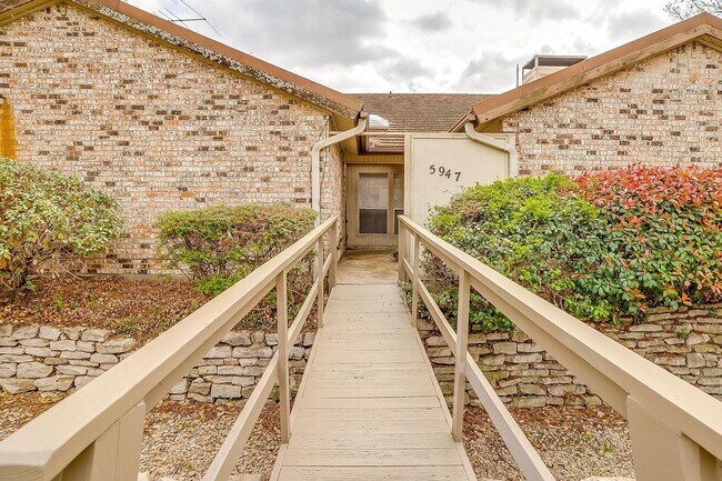 Foto del edificio - 5947 Chimney Wood Cir