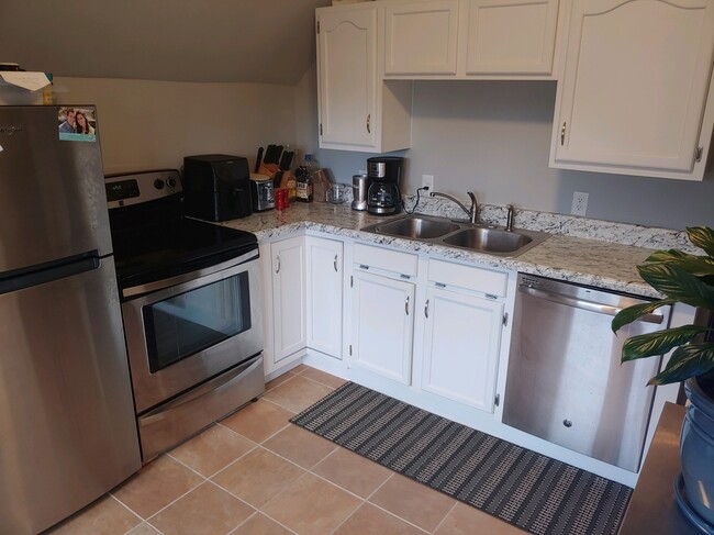 Kitchen (furnished) - 1835 Hewitt Ave