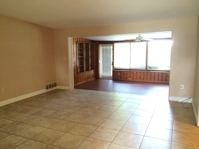 Building Photo - 6714 Nina Rosa Dr