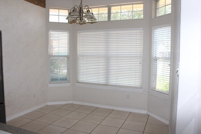 Foto del edificio - Great West side home located close to shop...