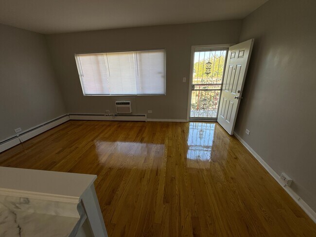 Vista de la sala de estar dos - 1633 E 74th St