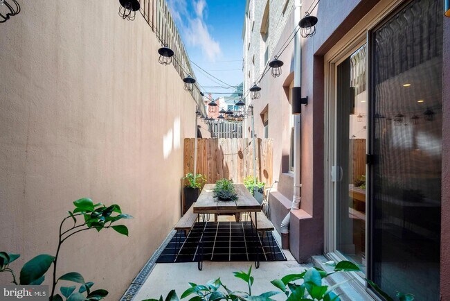 Foto del edificio - 3606 Rock Creek Church Rd NW