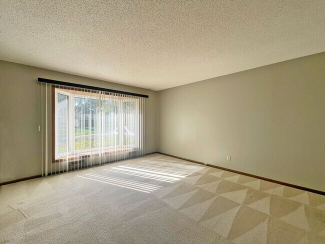 Foto del edificio - 4-Level Home with Fireplace & Big Yard is ...