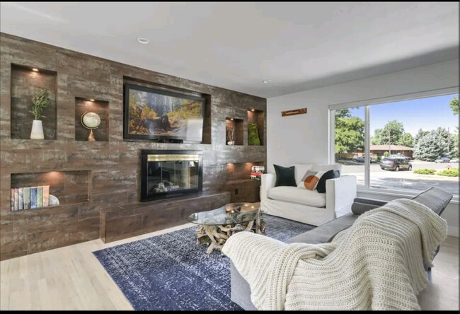 Sala de estar con televisor Samsung Frame - 5245 E Iliff Ave