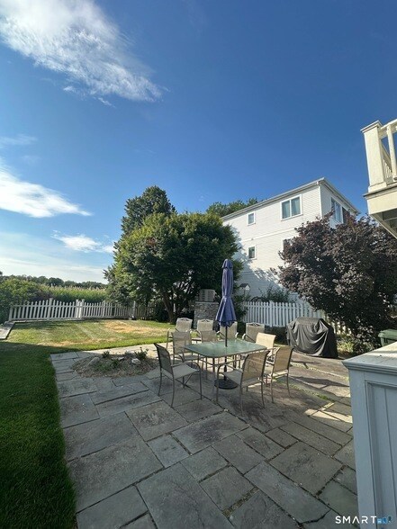 Foto del edificio - 664 Fairfield Beach Rd