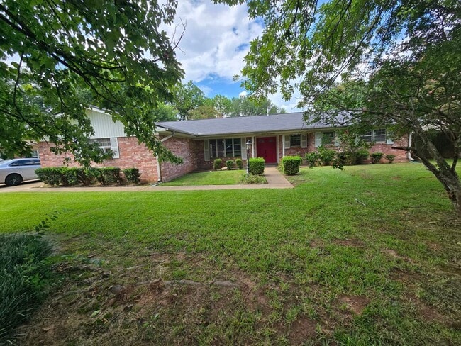 Building Photo - $500 Off 1st Month Special