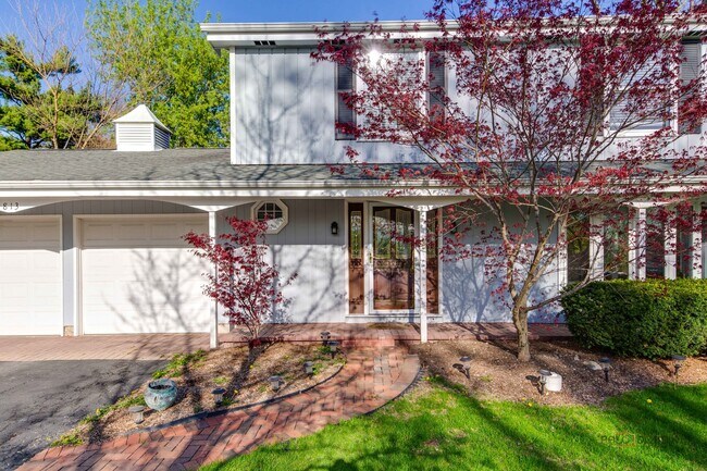 Foto del edificio - 813 Meadow Ln