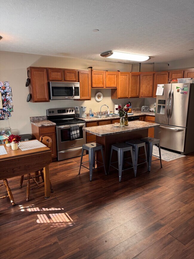 Foto del edificio - Fully Furnished 2 bed / 2.5bath - Luxury Apartment on Marshall Campus