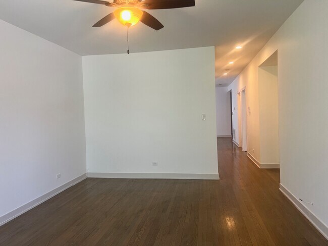 Building Photo - 7136 S Prairie Ave