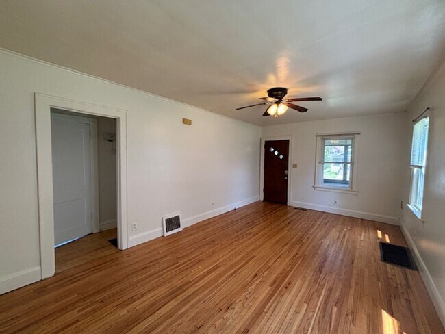 Foto del edificio - Charming 2+ Bedroom Single Family on a gre...