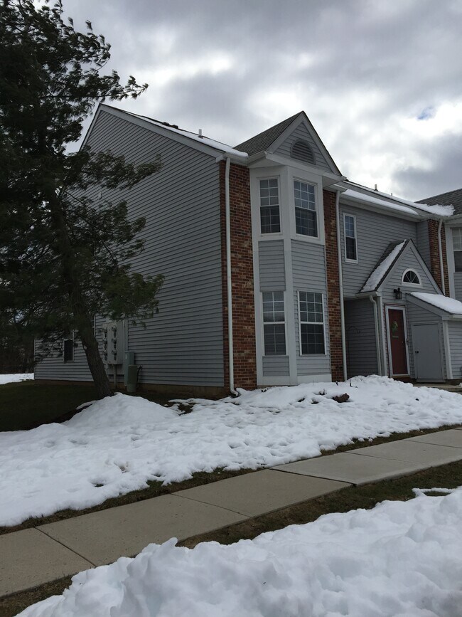 Building Photo - 60 Pinewood Dr