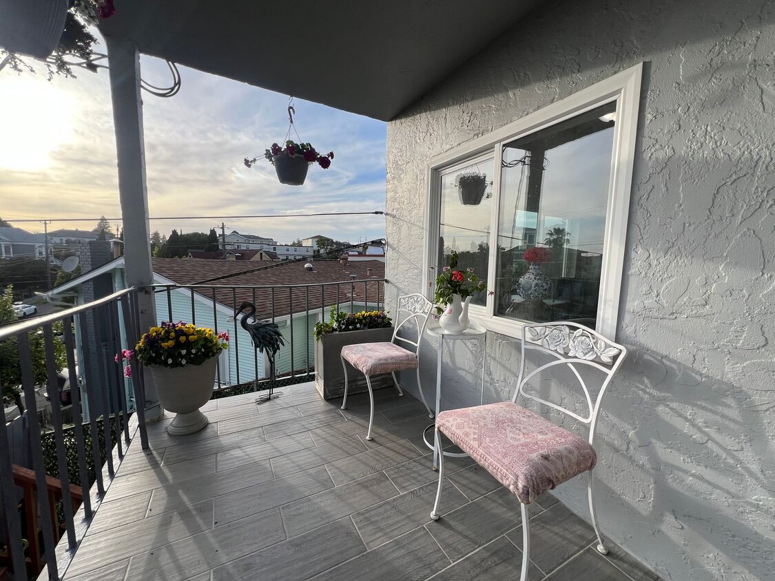Primary Photo - 3 Bedroom Available now in Oakland!