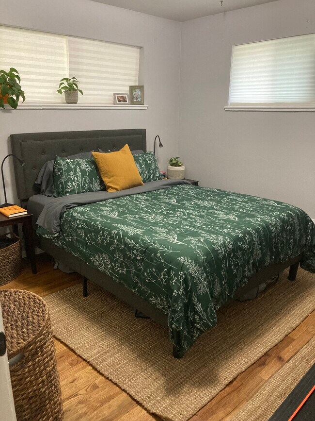 Bedroom - 2301 Osceola St Apartments