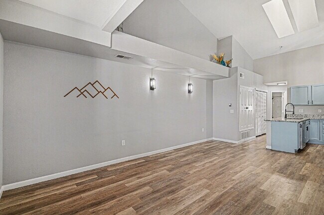 Foto del edificio - "Charming 2-Bed Condo with 980 Sq Ft of Comfort in Littleton!"