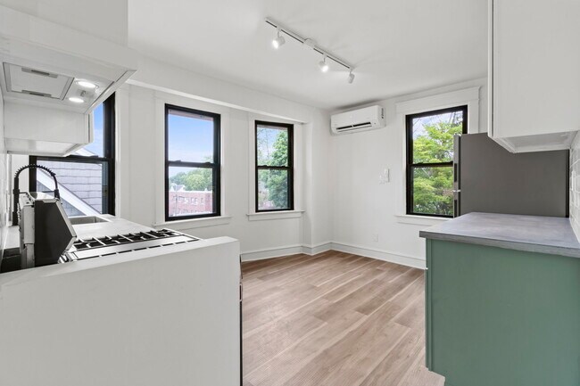 Building Photo - 10 E Marthart Ave