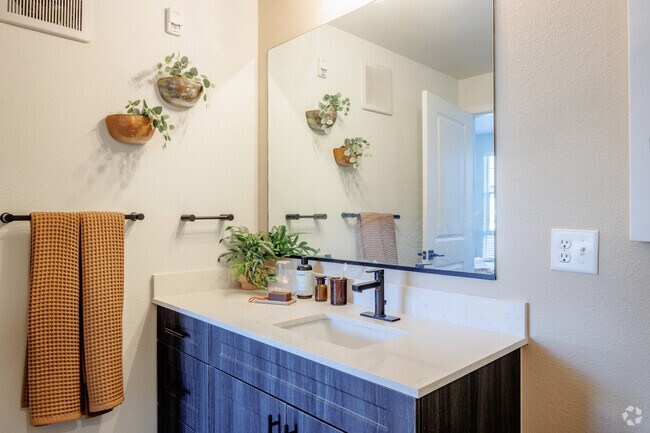 1 habitación, 1 baño, 809 pies cuadrados, baño - Marlon at Central Park