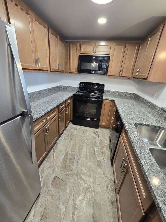 Foto del edificio - Beautifully renovated TWO-bedroom Condo on third floor with charm.