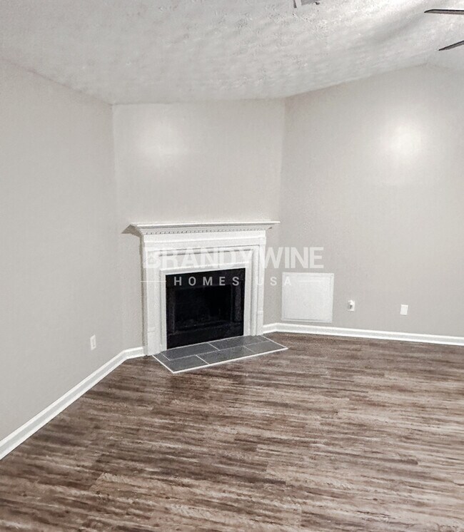Building Photo - One month FREE RENT