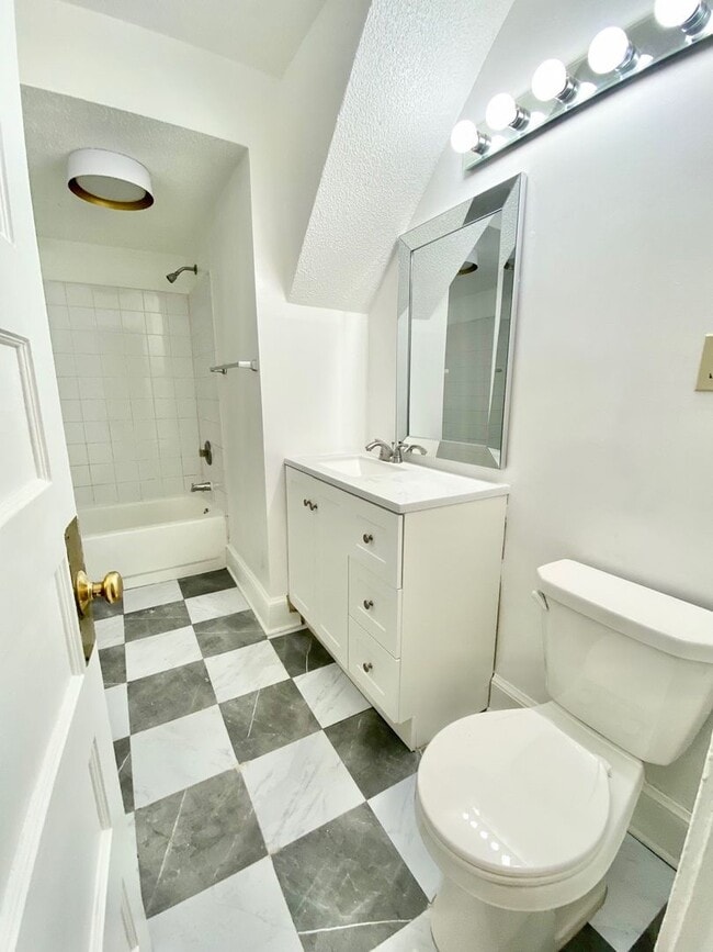 Building Photo - 835 Margaret St