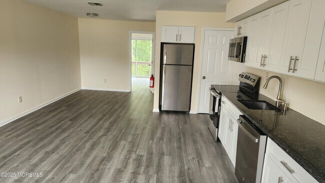 Foto del edificio - 290 N Main St