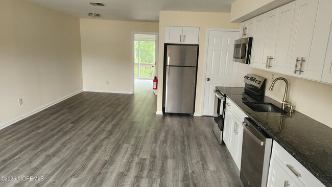 Building Photo - 290 N Main St