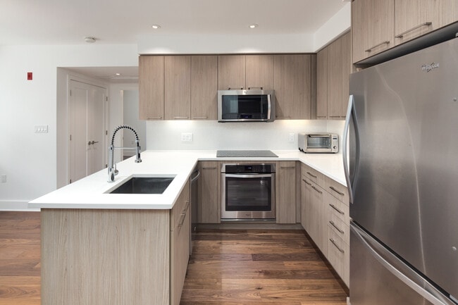 Building Photo - Beautifully renovated 1 bdrm on Meridian H...