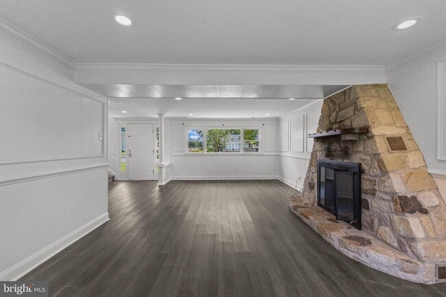 Building Photo - 215 Dolores Dr