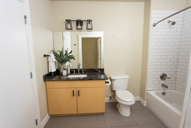 Cruz de caballo - 222 S Main St