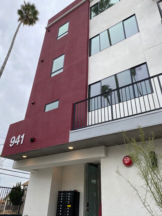 Building Photo - 941 Fedora St