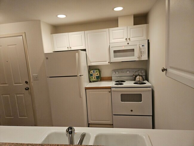 Full size appliances - 18621 Blueberry Ln