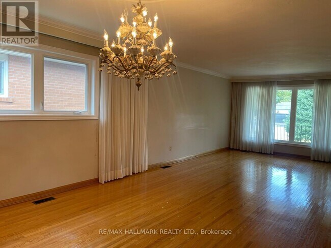 Photo du bâtiment - 227 Elgin Mills Rd W